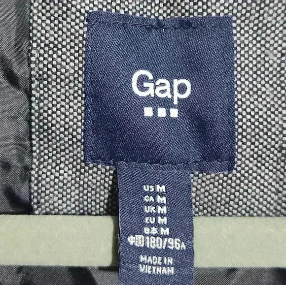 Gap Mens puffy vest. Size Medium - Picture 2 of 9